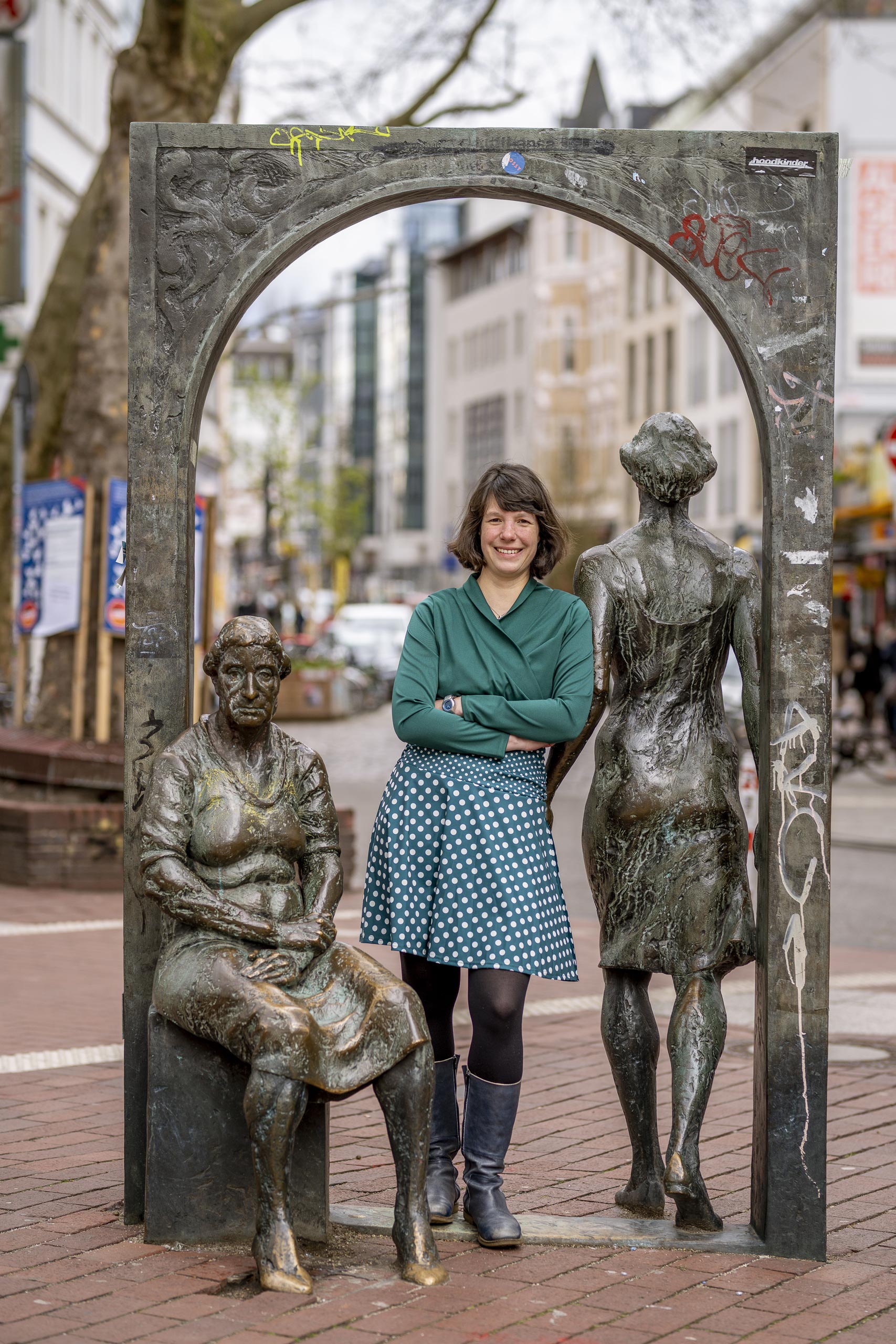 Linda Heitmann vor einer Skulptur in Hamburg