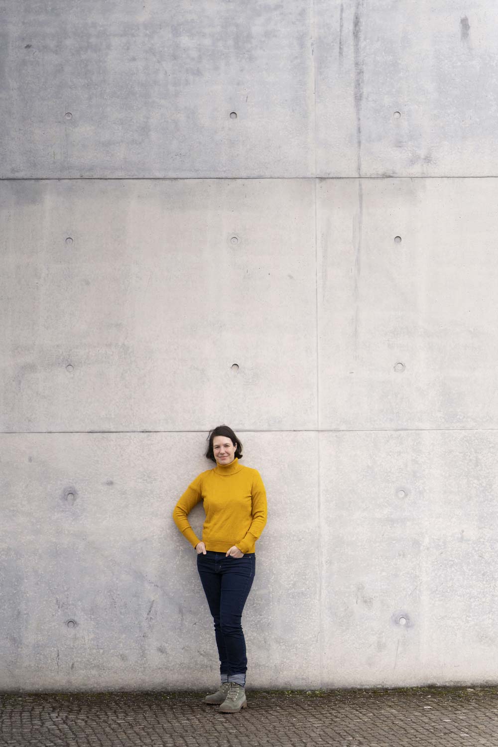 Linda Heitmann vor einer Wand mit Kritzeleien