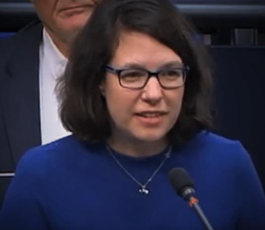 Bundestag: Warken bleibt Antwort schuldig